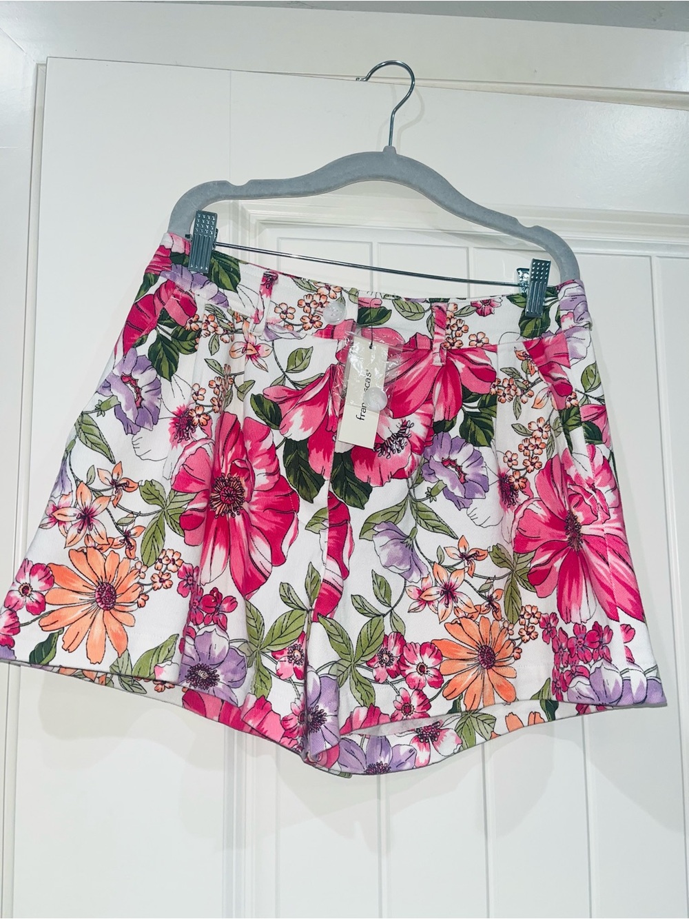 floral print women’s shorts in white with pink & orange blooms NWT